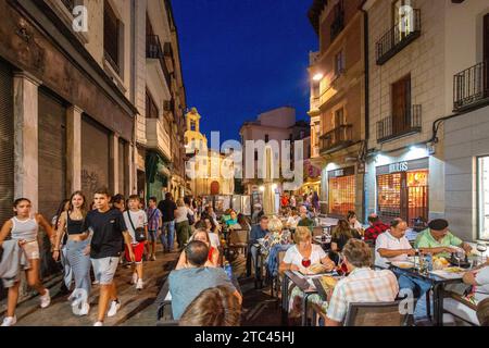 Gente che mangia e beve di notte nella città spagnola di Salamanca in Spagna Foto Stock