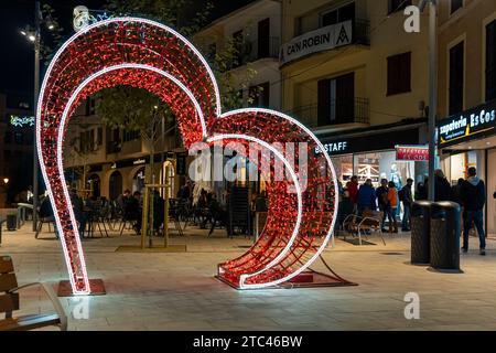 Manacor, Spagna; 09 dicembre 2013: Illuminazione urbana natalizia nella città di Manacor di notte. Spagna Foto Stock