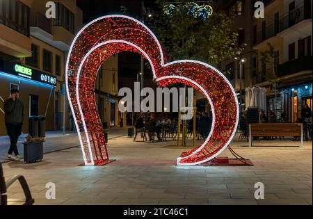 Manacor, Spagna; 09 dicembre 2013: Illuminazione urbana natalizia nella città di Manacor di notte. Spagna Foto Stock