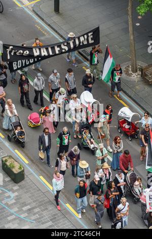 La marcia di protesta pro-palistiniana su Queen Street ad Auckland, NZL, 25 novembre 2023 Foto Stock