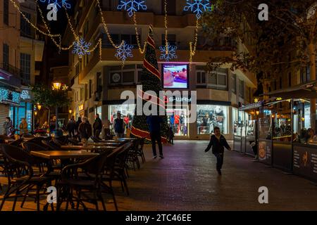 Manacor, Spagna; 09 dicembre 2013: Illuminazione urbana natalizia nella città di Manacor di notte. Spagna Foto Stock