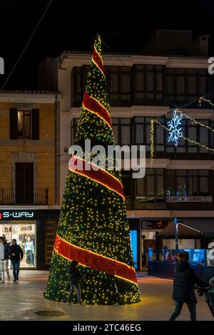 Manacor, Spagna; 09 dicembre 2013: Illuminazione urbana natalizia nella città di Manacor di notte. Spagna Foto Stock