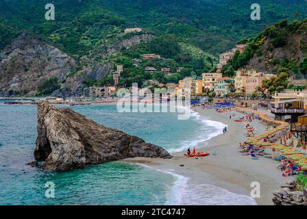 Spiaggia di Fegina a Monterosso al Mare, il villaggio più occidentale delle cinque Terre sulla costa della Riviera Italiana, a la Spezia. Foto Stock