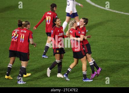 Ella Toone (a destra) del Manchester United festeggia con i compagni di squadra dopo aver segnato il secondo gol della loro squadra durante la partita di Super League femminile Barclays al Gaughan Group Stadium di Londra. Data immagine: Domenica 10 dicembre 2023. Foto Stock