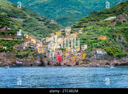 Vernazza, una delle cinque città che compongono le cinque Terre, in Liguria. Non ha traffico automobilistico e rimane una delle zone di pesca più vere Foto Stock