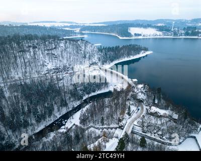 Bacino idrico sec con diga in cemento e colline innevate invernali delle Iron Mountains. Cechia. Vista aerea dal drone. Foto Stock