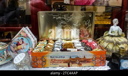 Scatola di dolciumi decorata con un'illustrazione della piazza di Siviglia, piena di vari dolci esposti nella Despensa de Palacio, Siviglia, Spagna. Foto Stock