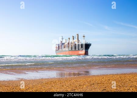 La grande nave cargo Blue Shark si arenò sulla costa del Mar Nero durante una forte tempesta. Vityazevo, Russia - 12.02.2023 Foto Stock