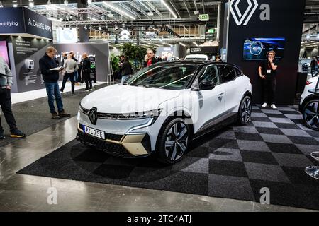 Gothenburg, Svezia - 03 dicembre 2022: Auto elettrica Renault Megane e-Tech bianca 2022 in mostra Foto Stock