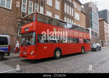 Un autobus turistico Stadtrundfahrt nella zona di Spielbudenplatz (St Pauli) ad Amburgo, Germania. Foto Stock