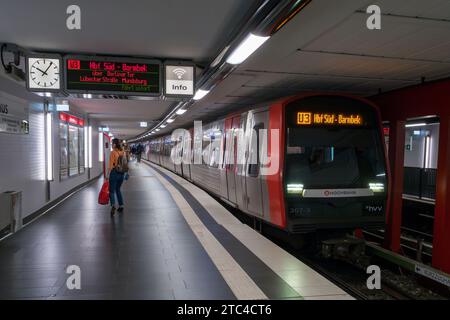 Un treno U3 della U-Bahn che arriva al binario in una stazione della metropolitana di Amburgo, Amburgo, Germania. Foto Stock