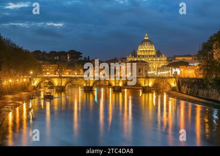 Basilica Vaticana di San Pietro di notte, Roma Italia Foto Stock