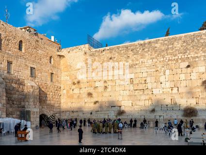 Il muro occidentale o muro del pianto è il luogo più sacro del giudaismo nella città vecchia di Gerusalemme, Israele. Foto Stock