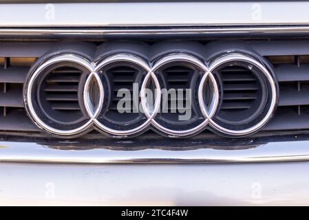 Salvador, Bahia, Brasile - 02 dicembre 2023: Dettaglio del logo di una vettura Audi. Città di Salvador, Bahia. Foto Stock