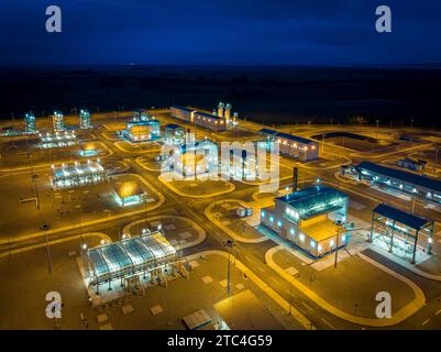 Vista aerea notturna della stazione di compressione del gas naturale Foto Stock
