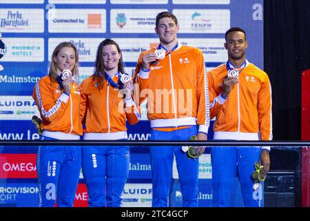 Toussaint Kira, Corbeau Caspar, Giele Tessa e Simons Knezo dei Paesi Bassi durante la cerimonia del podio per Mixed 4x50 m Medley Relay ai LEN Short Course European Championships 2023 il 10 dicembre 2023 a Otopeni, Romania - Photo Mihnea Tatu/LightSpeed Images/DPPI Credit: DPPI Media/Alamy Live News Foto Stock