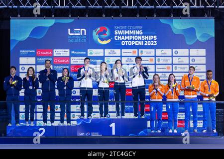 Mora Lorenzo, Martinenghi Nicolo, di Pietro Silvia e Nocentini Gelsomino d’Italia, Grousset Maxime, Manaudou Florent, Bonnet Charlotte e Gastaldello Beryl di Francia, Toussaint Kira, Corbeau Caspar, Giele Tessa e Simons Knezo dei Paesi Bassi durante la cerimonia del podio per Mixed 4x50 m Medley Relay ai LEN Short Course European Championships 2023 il 10 dicembre 2023 a Otopeni, Romania - Photo Mihnea Tatu/LightSpeed Images/DPPI Credit: DPPI Media/Alamy Live News Foto Stock