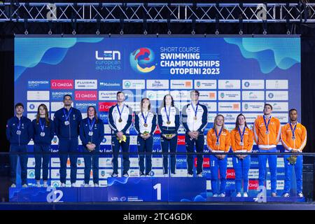 Mora Lorenzo, Martinenghi Nicolo, di Pietro Silvia e Nocentini Gelsomino d’Italia, Grousset Maxime, Manaudou Florent, Bonnet Charlotte e Gastaldello Beryl di Francia, Toussaint Kira, Corbeau Caspar, Giele Tessa e Simons Knezo dei Paesi Bassi durante la cerimonia del podio per Mixed 4x50 m Medley Relay ai LEN Short Course European Championships 2023 il 10 dicembre 2023 a Otopeni, Romania - Photo Mihnea Tatu/LightSpeed Images/DPPI Credit: DPPI Media/Alamy Live News Foto Stock