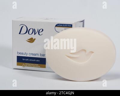 Baviera, Germania - 10 dicembre 2023: In questa foto, dove Beauty Cream Bar su sfondo bianco. Foto Stock