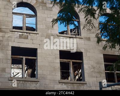 Facciata dell'edificio storico bruciato nella vecchia Montreal, Quebec, Canada Foto Stock
