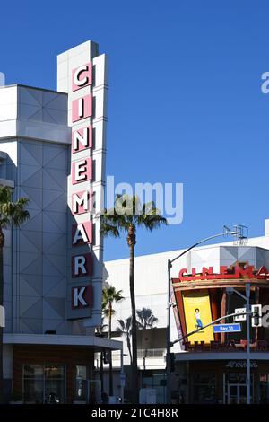 LONG BEACH, CALIFORNIA - 6 dicembre 2023: Cinemark at the Pike Outlets on Pine Avenue di fronte al centro convegni. Foto Stock