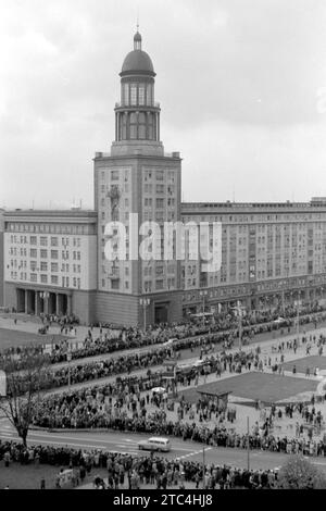 Parata militare Berlino Est RDT / Berlino Est maggio 1965 - Militärparade mai 1965 a Ost-Berlin Frankfurter Tor Foto Stock