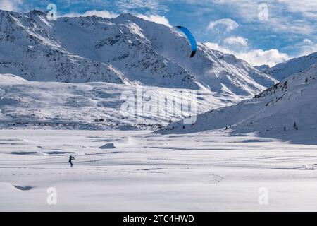 Scena Kitesurf su un lago ghiacciato delle alpi italiane Foto Stock