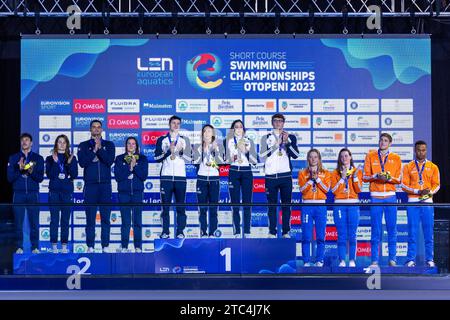 Mora Lorenzo, Martinenghi Nicolo, di Pietro Silvia e Nocentini Gelsomino d’Italia, Grousset Maxime, Manaudou Florent, Bonnet Charlotte e Gastaldello Beryl di Francia, Toussaint Kira, Corbeau Caspar, Giele Tessa e Simons Knezo dei Paesi Bassi durante la cerimonia del podio per Mixed 4x50 m Medley Relay ai LEN Short Course European Championships 2023 il 10 dicembre 2023 a Otopeni, in Romania Foto Stock