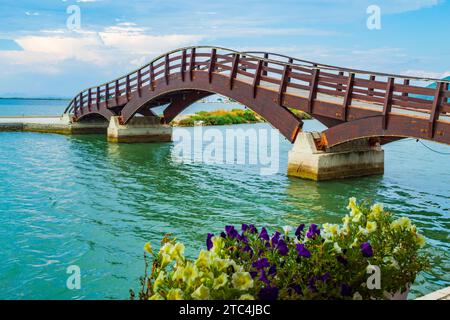 Un ponte pedonale in legno sulla laguna interna nella città di Lefkada in Grecia. Un ponte pedonale in legno sulla laguna interna o sul porticciolo nell'isola greca ionica Foto Stock