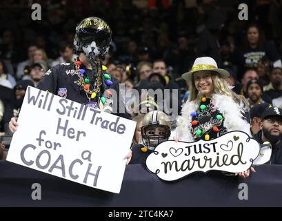 New Orleans, USA. 10 dicembre 2023. Un fan dei New Orleans Saints appena sposato è disposto a scambiare sua moglie con un nuovo capo-allenatore durante una partita della National Football League al Caesars Superdome di New Orleans, Louisiana, domenica 10 dicembre 2023. (Foto di Peter G. Forest/Sipa USA) credito: SIPA USA/Alamy Live News Foto Stock