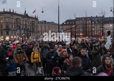 Copenhagen, Danimarca. 10 dicembre 2023. Grande manifestazione pro-Palestina per le strade di Copenaghen, Danimarca domenica 10 dicembre 2023 credito: Pahas/Alamy Live News Foto Stock