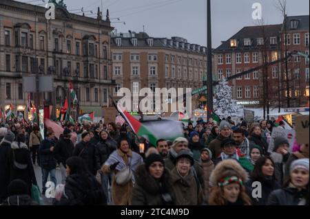 Copenhagen, Danimarca. 10 dicembre 2023. Grande manifestazione pro-Palestina per le strade di Copenaghen, Danimarca domenica 10 dicembre 2023 credito: Pahas/Alamy Live News Foto Stock