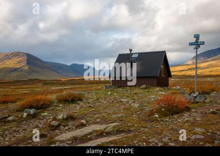 Una capanna di emergenza sul sentiero escursionistico Kungsleden tra Salka e Singi, settembre, Lapponia, Svezia Foto Stock