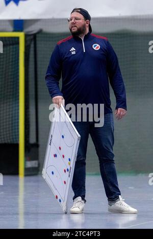 Mannheim, Deutschland. 10 dicembre 2023. Nicklas Benecke (Trainer, Cheftrainer, MHC), Freisteller, Ganzkörper, Einzelbild, Einzelfoto, Aktion, Action, 10.12.2023, Mannheim (Deutschland), Hallenhockey, 1. Bundesliga Süd, Damen, Mannheimer HC - Rüsselsheimer RK/dpa/Alamy Live News Foto Stock