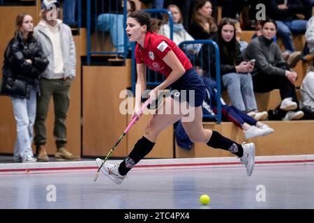 Mannheim, Deutschland. 10 dicembre 2023. Celina Hocks (RRK, 8), AM Ball, Freisteller, Ganzkörper, Einzelbild, Einzelfoto, Aktion, Action, 10.12.2023, Mannheim (Deutschland), Hallenhockey, 1. Bundesliga Süd, Damen, Mannheimer HC - Rüsselsheimer RK/dpa/Alamy Live News Foto Stock