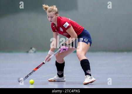 Mannheim, Deutschland. 10 dicembre 2023. Anne Henke (RRK, 10), AM Ball, Freisteller, Ganzkörper, Einzelbild, Einzelfoto, Aktion, Action, 10.12.2023, Mannheim (Deutschland), Hallenhockey, 1. Bundesliga Süd, Damen, Mannheimer HC - Rüsselsheimer RK/dpa/Alamy Live News Foto Stock