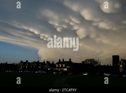 Una vista delle rare nuvole di mammati su Lytham Green, Lytham St Annes, Lancashire, Regno Unito, Europa domenica, 10 dicembre 2023 Foto Stock