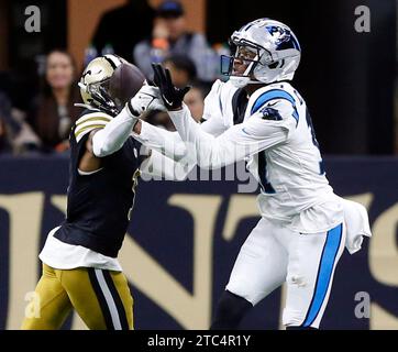 New Orleans, Stati Uniti. 10 dicembre 2023. Il cornerback dei New Orleans Saints Alontae Taylor (1) porta via il pallone dal wide receiver dei Carolina Panthers DJ Chark Jr. (17) al Caesars Superdome di New Orleans domenica 10 dicembre 2023. Foto di AJ Sisco/UPI. Crediti: UPI/Alamy Live News Foto Stock