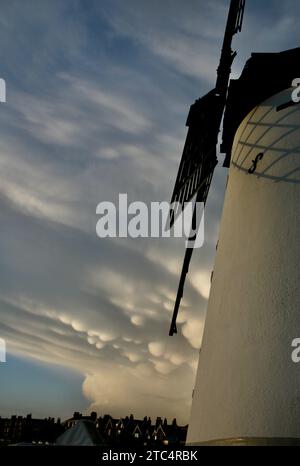 Rare nuvole di mammatus sopra il vecchio mulino a vento, Lytham Green, Lytham St Annes, Lancashire, Regno Unito, Europa Foto Stock