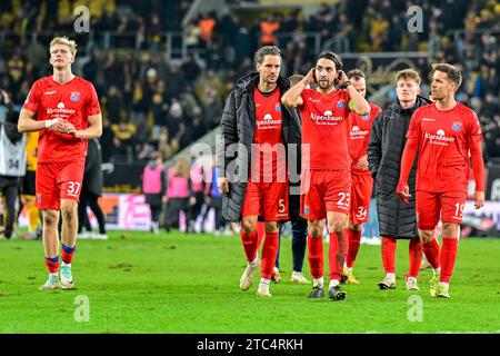 Dresda, Deutschland. 10 dicembre 2023. Unterhachinger Spieler nach Spielende enttäuscht schauend, Enttäuschung, frustrazione, deluso, pessimistisch, 10.12.2023, Dresda (Deutschland), Fussball, 3. LIGA, SG DYNAMO DRESDEN - SPVGG UNTERHACHING, LE NORMATIVE DFB/DFL VIETANO L'USO DI FOTOGRAFIE COME SEQUENZE DI IMMAGINI E/O QUASI-VIDEO. Credito: dpa/Alamy Live News Foto Stock