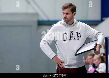 Mannheim, Deutschland. 10 dicembre 2023. Jakob Cyrus (Trainer, Cheftrainer, MSC), Einzelbild, Einzelfoto, Aktion, Action, 10.12.2023, Mannheim (Deutschland), Hallenhockey, 1) Bundesliga Süd, Damen, Feudenheimer HC - Münchner SC/dpa/Alamy Live News Foto Stock