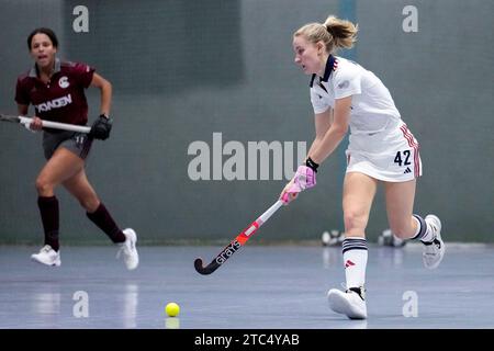 Mannheim, Deutschland. 10 dicembre 2023. Lucia Koblischke (FHC), AM Ball, Freisteller, Ganzkörper, Einzelbild, Einzelfoto, Aktion, Action, 10.12.2023, Mannheim (Deutschland), Hallenhockey, 1. Bundesliga Süd, Damen, Feudenheimer HC - Münchner SC/dpa/Alamy Live News Foto Stock