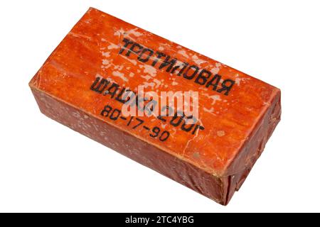 Blocco TNT 200 grammi. tipo russo/sovietico isolato su sfondo bianco. Iscrizione in russo sulla foto: "TNT block 200 grammi" e data di produzione Foto Stock