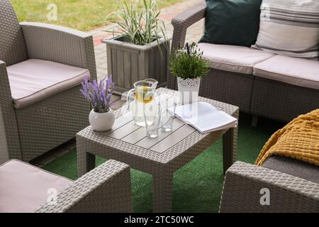 Arredamento confortevole con un bel decor sulla terrazza esterna Foto Stock