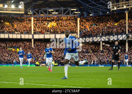 Liverpool. 10 dicembre 2023. Abdoulaye Doucoure dell'Everton festeggia dopo aver segnato punti durante la partita di Premier League inglese tra Everton e Chelsea a Liverpool, in Gran Bretagna, il 10 dicembre 2023. Crediti: Xinhua/Alamy Live News Foto Stock