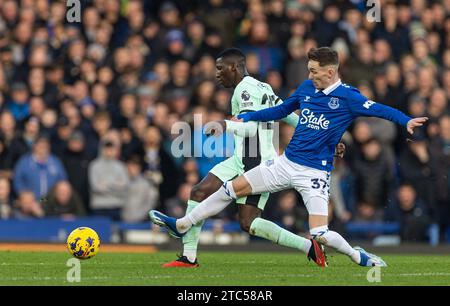 Liverpool. 10 dicembre 2023. Moises Caicedo (L) del Chelsea è sfidato dall'Everton James Garner durante la partita di Premier League inglese tra Everton e Chelsea a Liverpool, in Gran Bretagna, il 10 dicembre 2023. Crediti: Xinhua/Alamy Live News Foto Stock