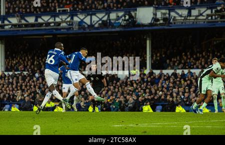 Liverpool. 10 dicembre 2023. Lewis Dobbin dell'Everton (2nd L) spara a segnare durante la partita di Premier League inglese tra Everton e Chelsea a Liverpool, in Gran Bretagna, il 10 dicembre 2023. Crediti: Xinhua/Alamy Live News Foto Stock