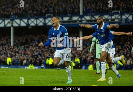 Liverpool. 10 dicembre 2023. Lewis Dobbin dell'Everton (1st L) festeggia dopo aver segnato punti durante la partita di Premier League inglese tra Everton e Chelsea a Liverpool, in Gran Bretagna, il 10 dicembre 2023. Crediti: Xinhua/Alamy Live News Foto Stock