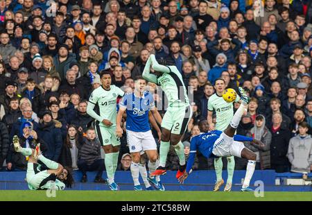 Liverpool. 10 dicembre 2023. Abdoulaye Doucoure dell'Everton (2nd R) tenta un calcio d'testa durante la partita di Premier League inglese tra Everton e Chelsea a Liverpool, in Gran Bretagna, il 10 dicembre 2023. Crediti: Xinhua/Alamy Live News Foto Stock