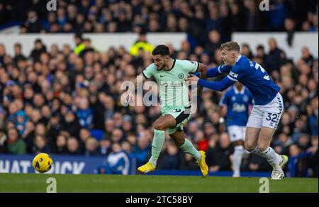 Liverpool. 10 dicembre 2023. L'Armando Broja (L) del Chelsea è sfidato da Jarrad Branthwaite dell'Everton durante la partita di Premier League inglese tra Everton e Chelsea a Liverpool, in Gran Bretagna, il 10 dicembre 2023. Crediti: Xinhua/Alamy Live News Foto Stock